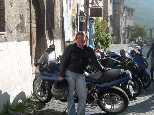 Motobenedizione 2005: la signorina ride soddisfatta.